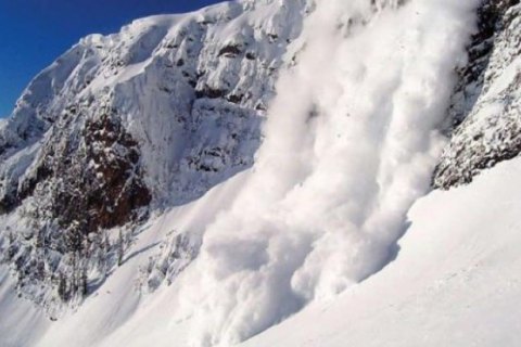 ГСЧС предупреждает о высокой угрозе схода лавин в Карпатах 