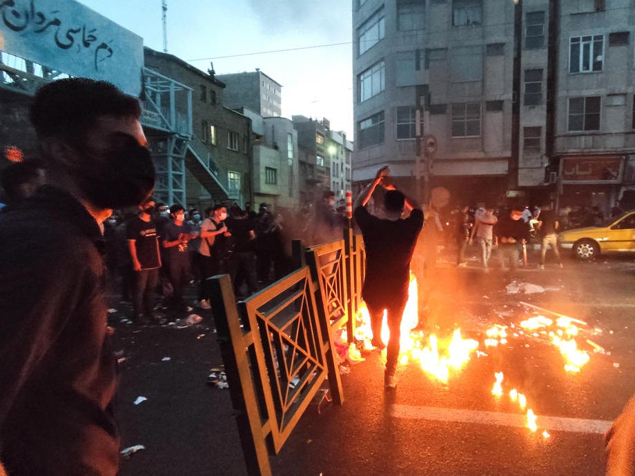 Сутички мітингувальників з поліцією під час протесту після насильницької смерті Махси Аміні в Тегерані, 21 вересня 2022 року.