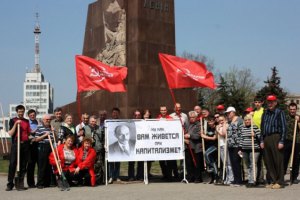Активісти Євромайдану в Харкові відмовилися зносити пам'ятник Леніну