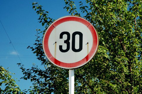Київ розглядає можливість зниження швидкості біля дитсадків і шкіл до 30 км/год