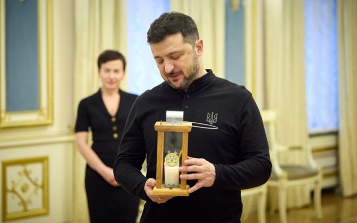 Пластуни передали Зеленському Вифлеємський вогонь миру 