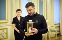 Пластуни передали Зеленському Вифлеємський вогонь миру 