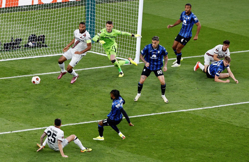 Адемола Лукман (у центрі) з «Аталанти» забиває перший гол під час футбольного матчу фіналу Ліги Європи УЄФА «Аталанта» проти «Баєр 04» (Леверкузен) у Дубліні, Ірландія, 22 травня 2024 року.