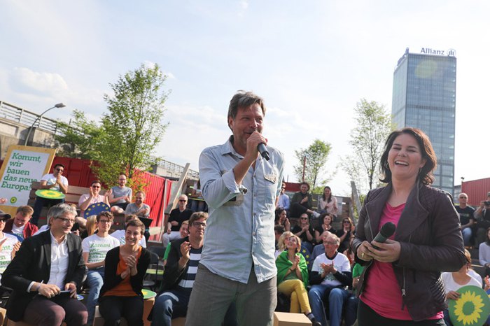  Сопредседатели немецкой партии Зеленых Анналена Бербок (справа) и Роберт Хабек (слева) во время избирательной кампании в
Берлине, 24 мая 2019.