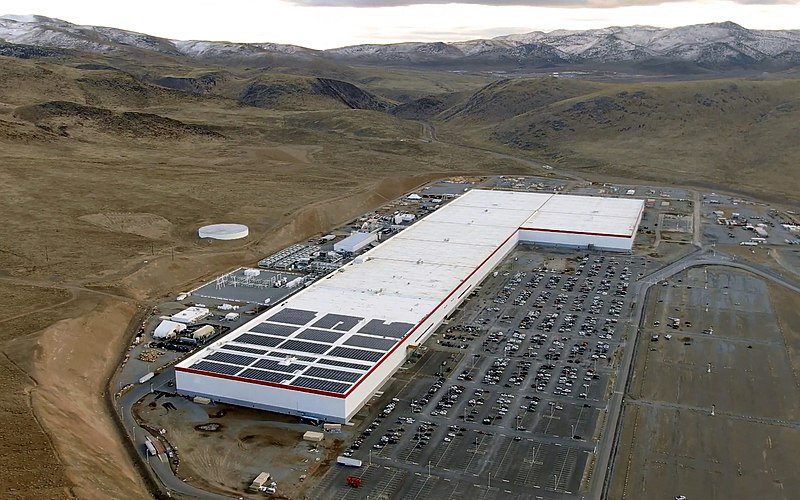 Гігафабрика - завод з виробництва літій-іонних акумуляторів, що належить компанії Tesla, в Індустріальному центрі Тахо Рено, Невада, США.