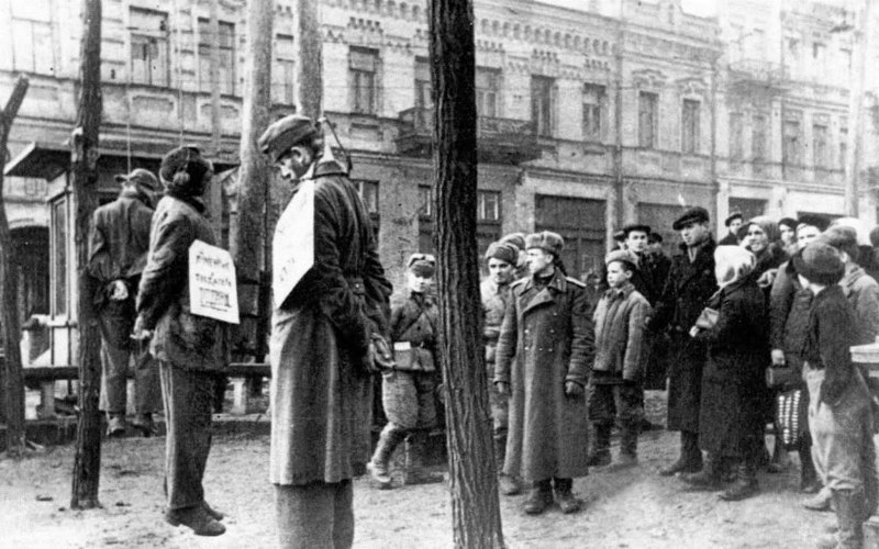 Кияни споглядають на Бессарабці страту нацистів