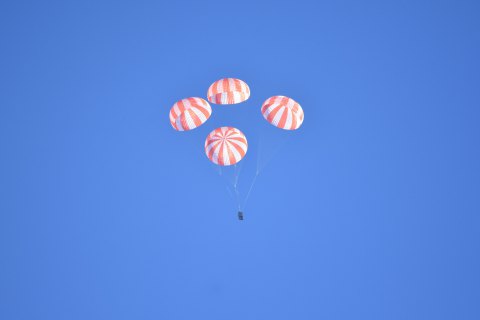 В США успешно испытали четыре космических парашюта