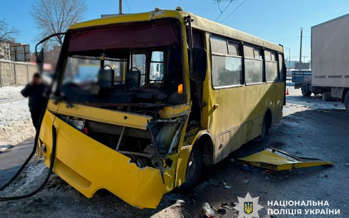 У Києві сталася ДТП з маршруткою і двома вантажівками, є постраждалі