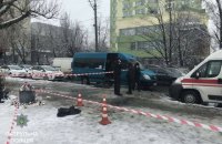 В Киеве на остановке у метро "Черниговская" зарезали мужчину