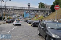 Из-за пробок в центре Киева автомобили начали ездить по пешеходной аллее Героев Небесной Сотни