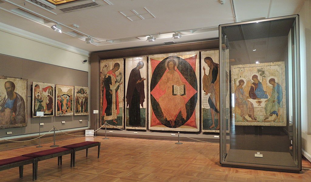 Зал Андрія Рубльова у Третьяковській галереї (ікона 'Трійця' праворуч)