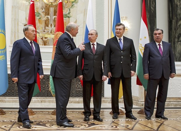 Недавняя встреча президента Украины Виктора Януковича (второй справа) с лидерами стран Таможенного союза