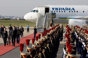 Расходы на зарубежные поездки Януковича и Азарова засекретили