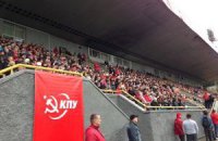 Коммунисты снова собираются на стадионе ради референдума