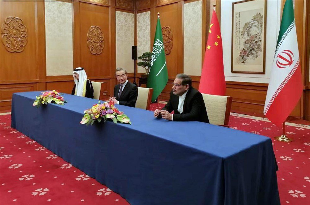 Справа наліво: секретар Вищої ради нацбезпеки Ірану Алі Шамхані, директор офісу Центральної комісії у закордонних справах Китаю Ван І та радник з національної безпеки Саудівської Аравії Мусаїд Аль Айбан під час зустрічі в Пекіні, 10 березня 2023 р.