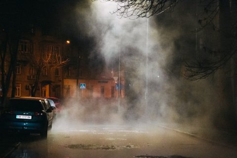 ​В Киеве возле Воздухофлотского проспекта прорвало трубу с горячей водой 