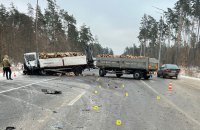 У Києві на Гостомельському шосе внаслідок зіткнення вантажівки та легковика загинула людина