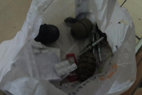 В Киеве подвыпивший мужчина предложил продавцу магазина купить у него боевые гранаты