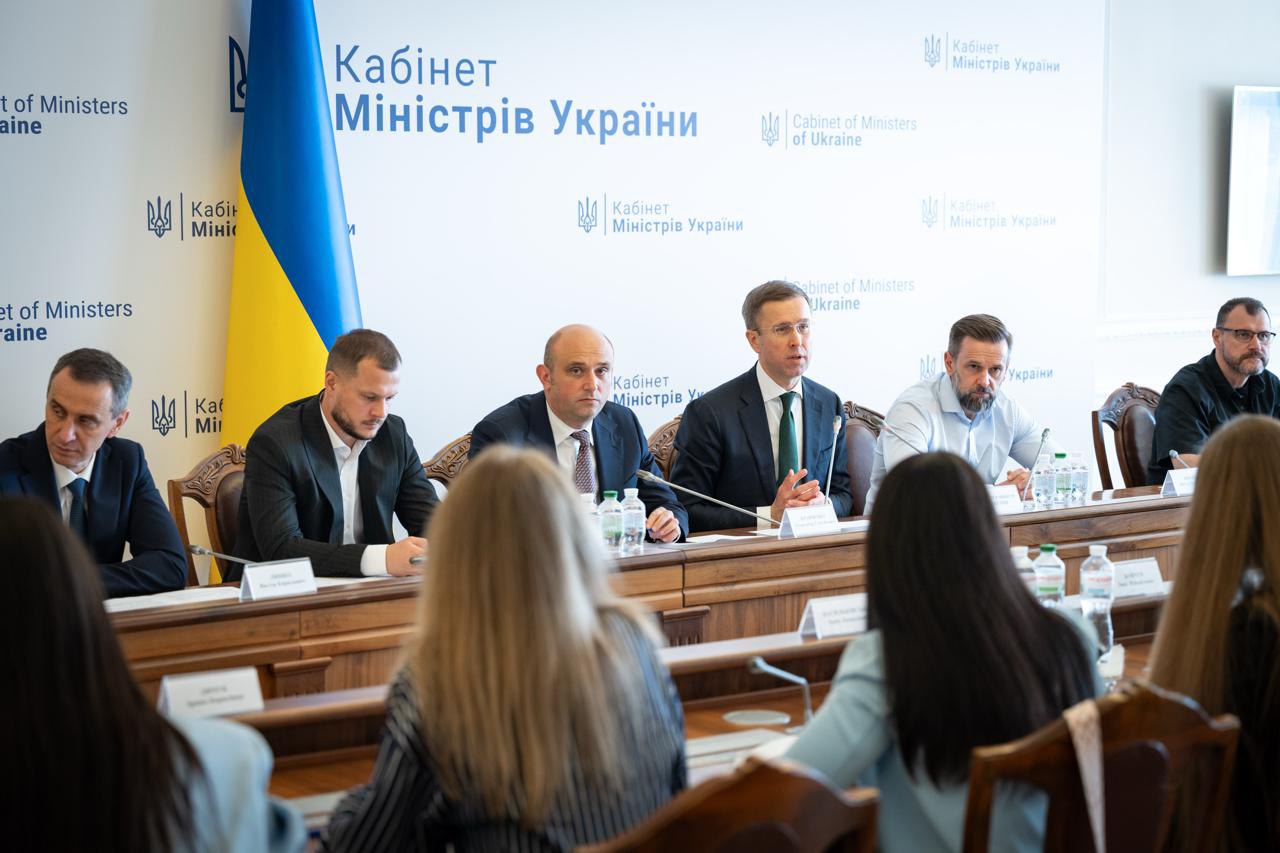 Прем'єр-міністр України Сергій Корецький під час засідання кабміну