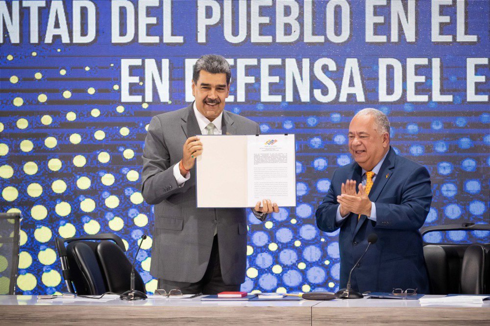 Президент Венесуели Ніколас Мадуро і президент Національної виборчої ради Елвіс Аморозо оголошують результати референдуму в Каракасі, 4 грудня 2023 р.