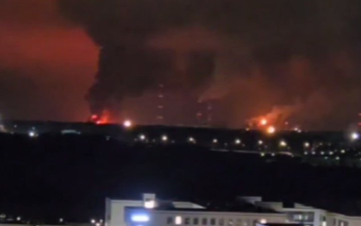 У російському Тольятті після атаки дронів горять хімічні заводи