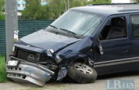 В Киеве Chrysler разбил две припаркованные машины и врезался в столб