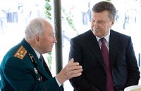 Янукович: ветераны ВОВ получат помощь до 5 мая