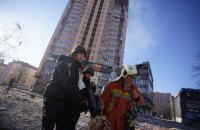 Обстріл ракетою будинку у Києві: загоряння ліквідовано, є загроза подальшого руйнування