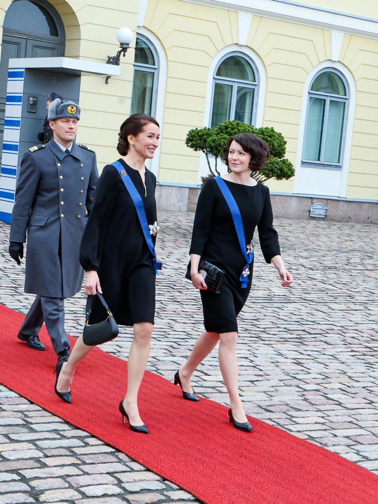 Дружини нового і експрезидентів Сюзанна Іннес-Стубб (зліва) і Єнні Хаукіо покидають президентський палац після церемонії інавгурації у Гельсінкі, 1 березня 2024 року