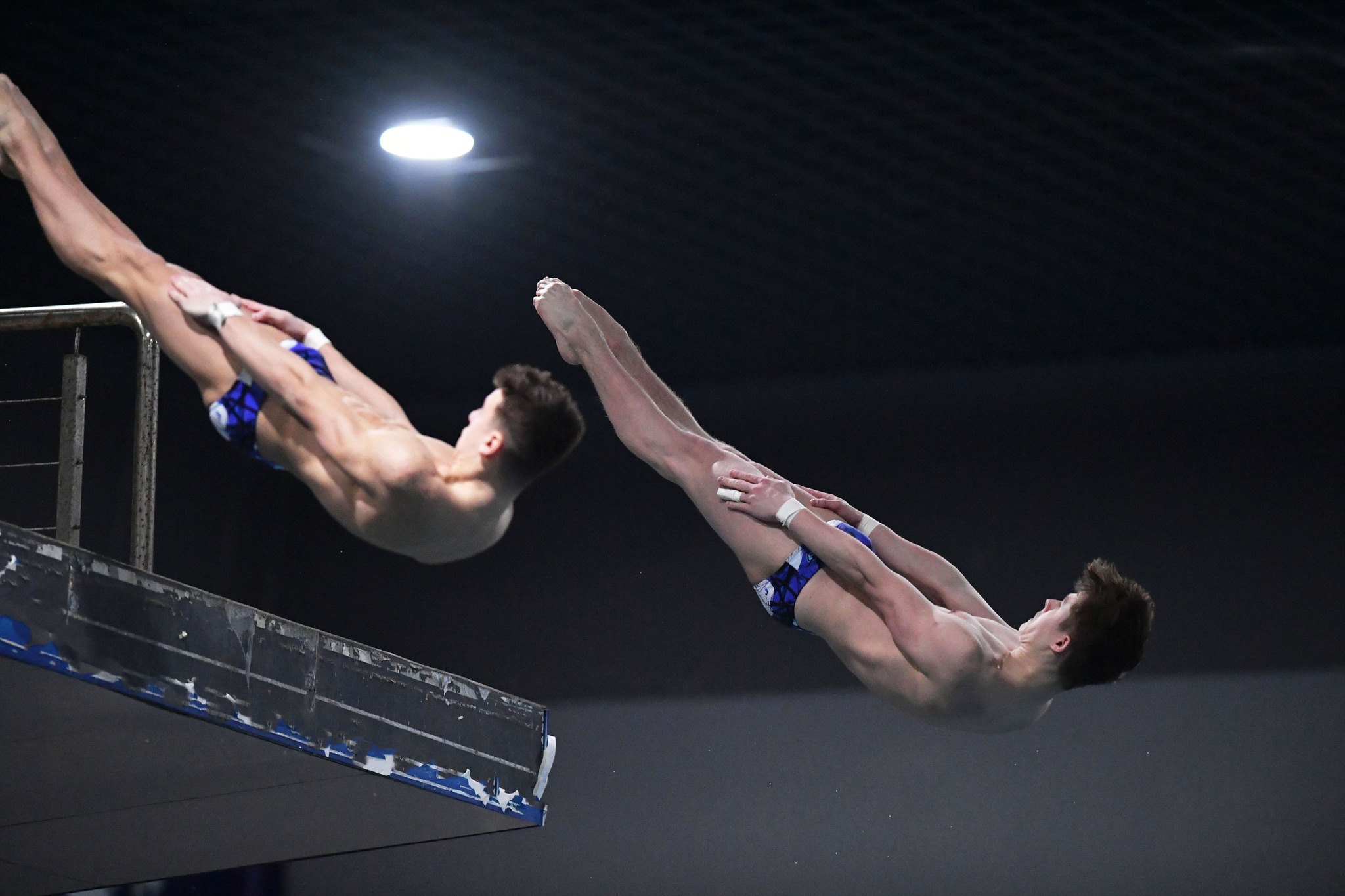 Олексій Середа і Марк Гриценко під час стрибка