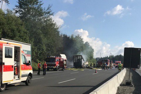 В Германии автобус с пассажирами столкнулся с фурой и сгорел, погибли 18 человек (обновлено)