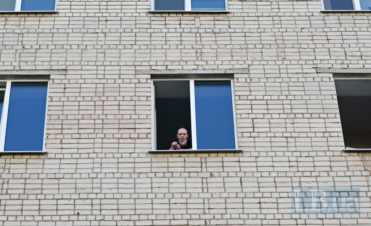 Звільнений з полону військовий спілкується з рідними зниклих безвісти захисників України.