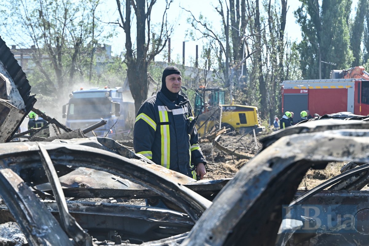 На місці удару по п'ятиповерхівці у Дарницькому районі Києва.