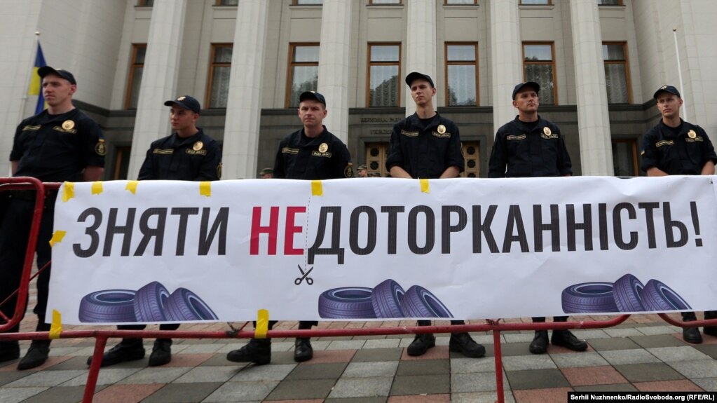 Під час акції біля Верховної Ради України проти корупції та з вимогою скасувати депутатську недоторканність. Київ, 11
липня 2017 року