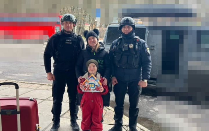 Поліцейські з волонтером евакуювали матір із малолітнім сином із Херсона