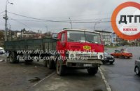 В Киеве столкнулись грузовик, маршрутка и четыре авто