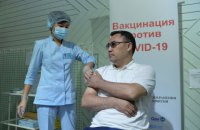 Президент Кыргызстана, который предлагал лечить COVID настойкой ядовитого растения, вакцинировался