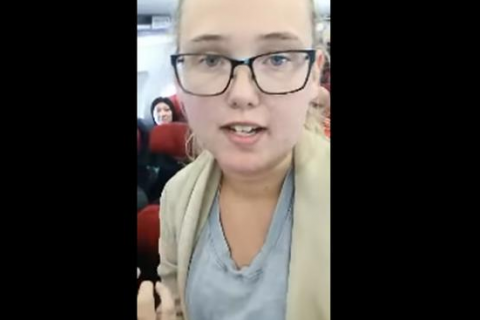 В Швеции студентка задержала самолет, чтобы предотвратить высылку афганца