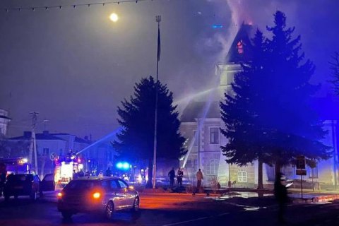 На Львовщине горит здание ратуши города Каменка-Бугская