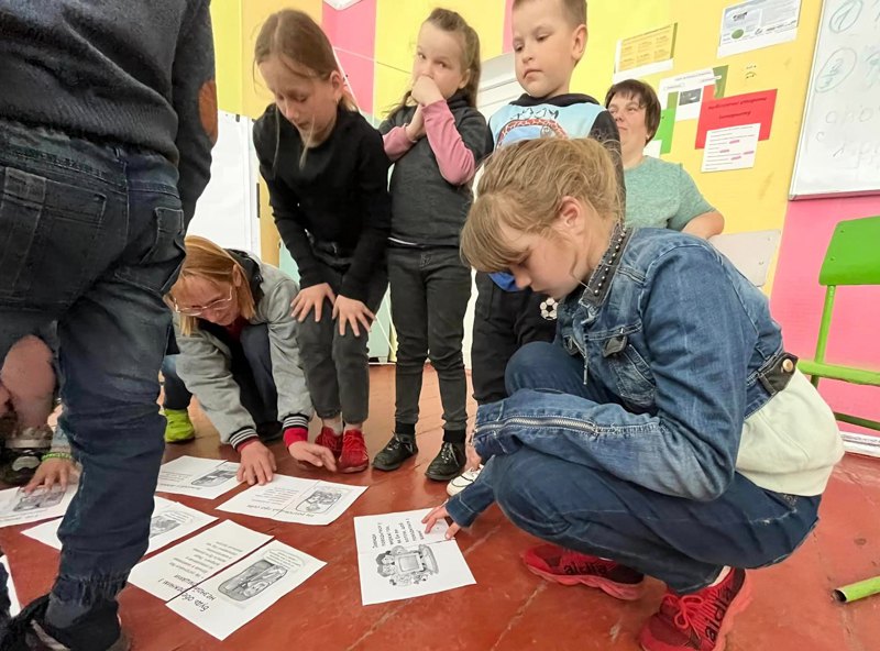 Діти Русивельського ліцею на Рівненщині під час адвокаційний проєкту “Освітнє середовище без кібербулінгу: перезавантаження”(програми з протидії цькуванню)