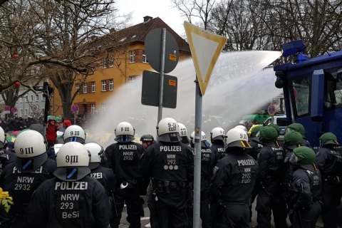 У Німеччині пікетників партійного з'їзду розганяли водометами