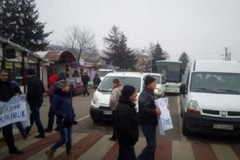 Мітингувальники перекрили дорогу до двох пунктів пропуску на українсько-польському кордоні