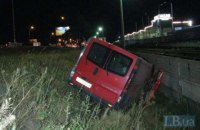 Мікроавтобус врізався в паркан "червоної" вітки Київського метро