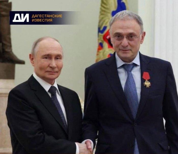 Володимир Путін нагороджує Сулеймана Керімова орденом «За заслуги перед Батьківщиною» IV ступеня