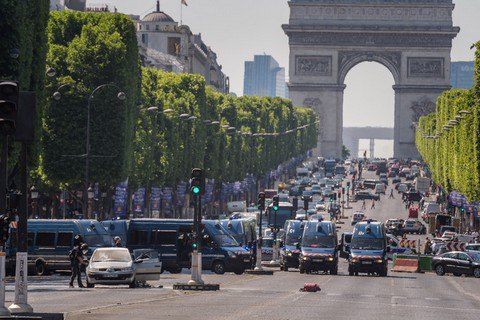 В центре Парижа автомобиль протаранил полицейский фургон (обновлено)