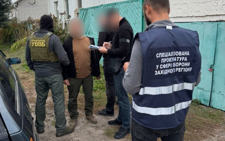На Хмельниччині двох осіб підозрюють у вимаганні грошей за переведення військового в тил