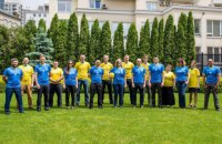 Сотрудники посольства США сфотографировались в новой форме сборной Украины 