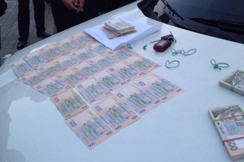 Оперуповноваженого київської поліції впіймали на хабарі 285 тис. гривень