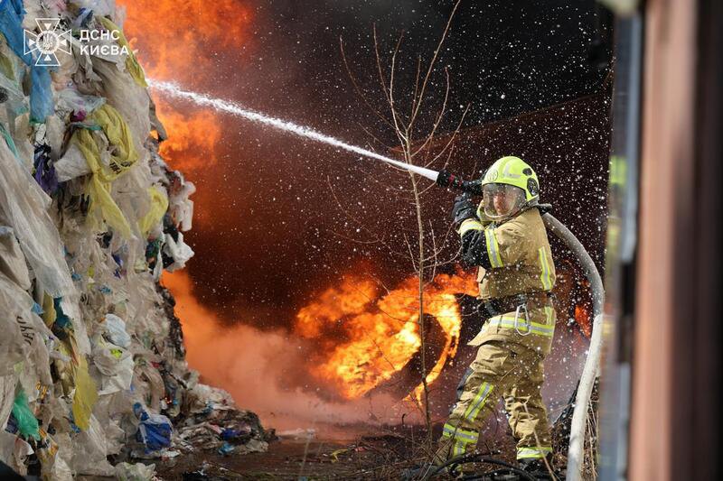 У Києві зайнялося сміття, площа пожежі складає близько 2000 кв. м