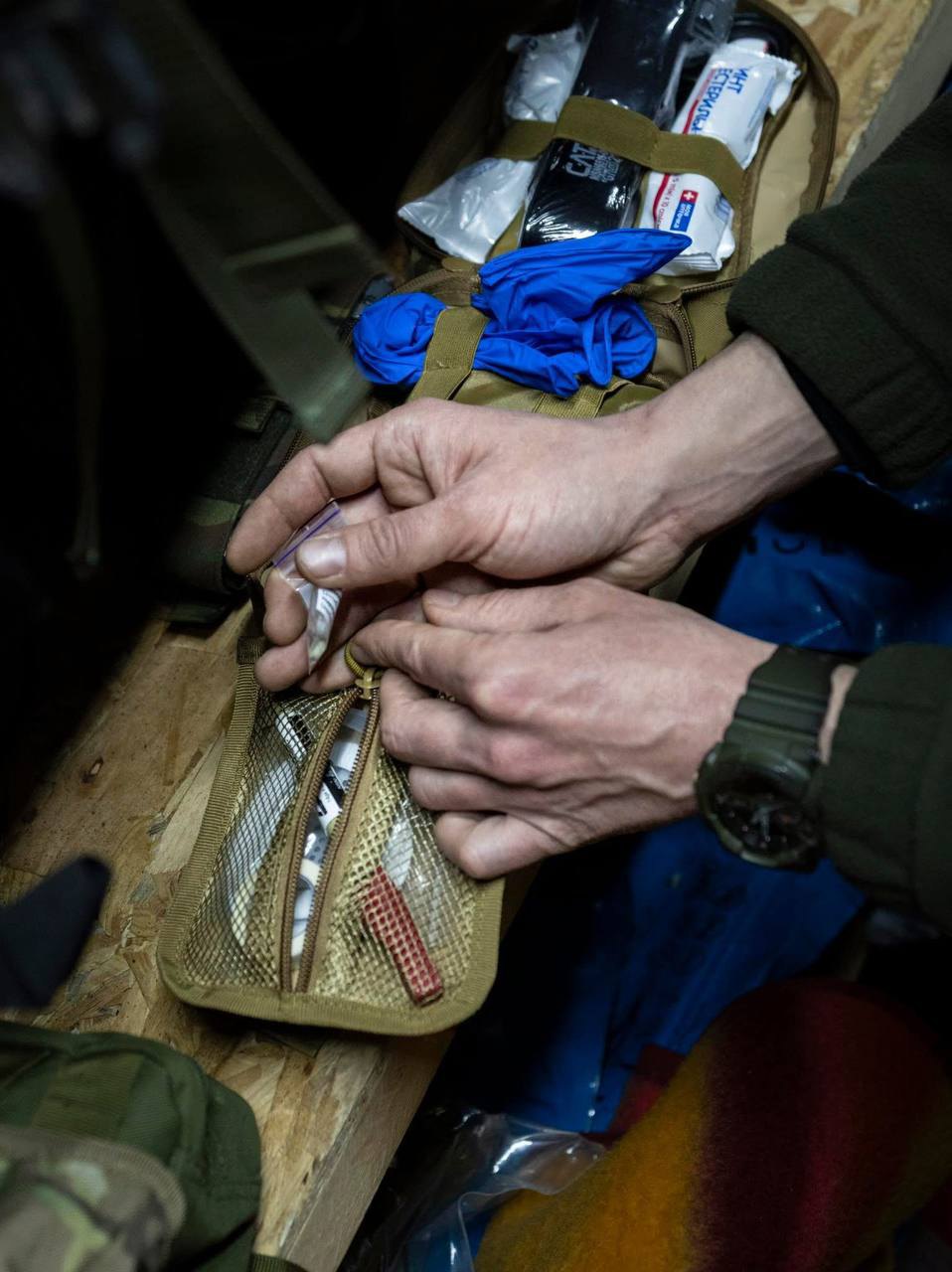 Госпітальєри допомагають пораненим